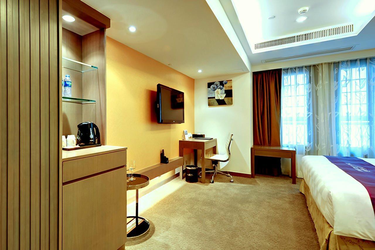 The Bauhinia Hotel - Central Хонконг Екстериор снимка